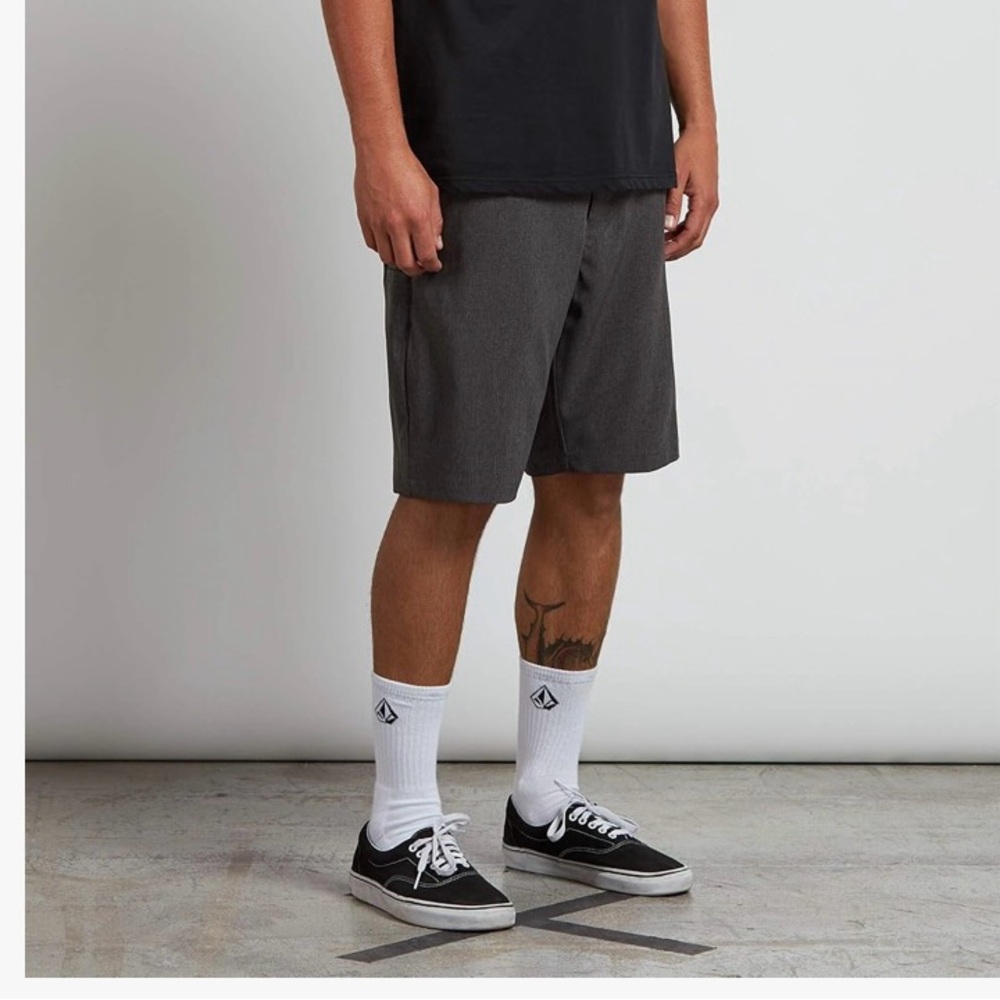 Volcom Men's Kerosene 21" Hybrid Chino Shorts: size 36.